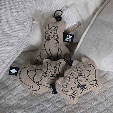 Sitting happy cat - cat toy with bell beige - Detail 1