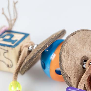 Kleurrijk speeltje met cocos en belletjes - Detail 2