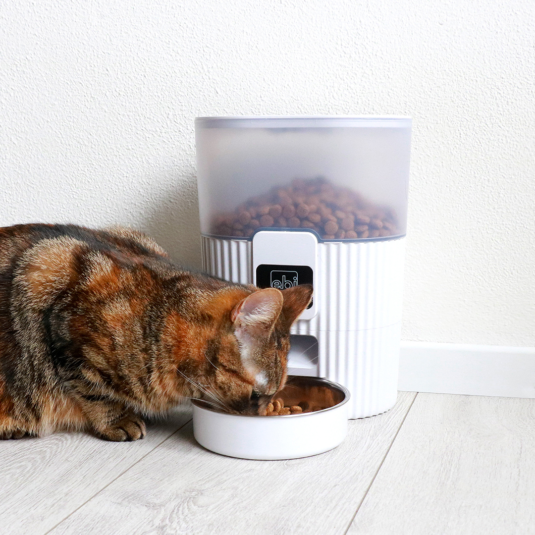 Tinago smart fütterungssystem weiss - Sceneshot