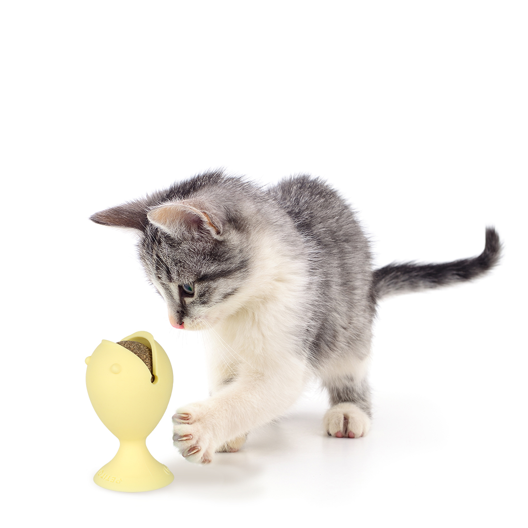 Petit puffi snack toy with catnip ball yellow - Sceneshot