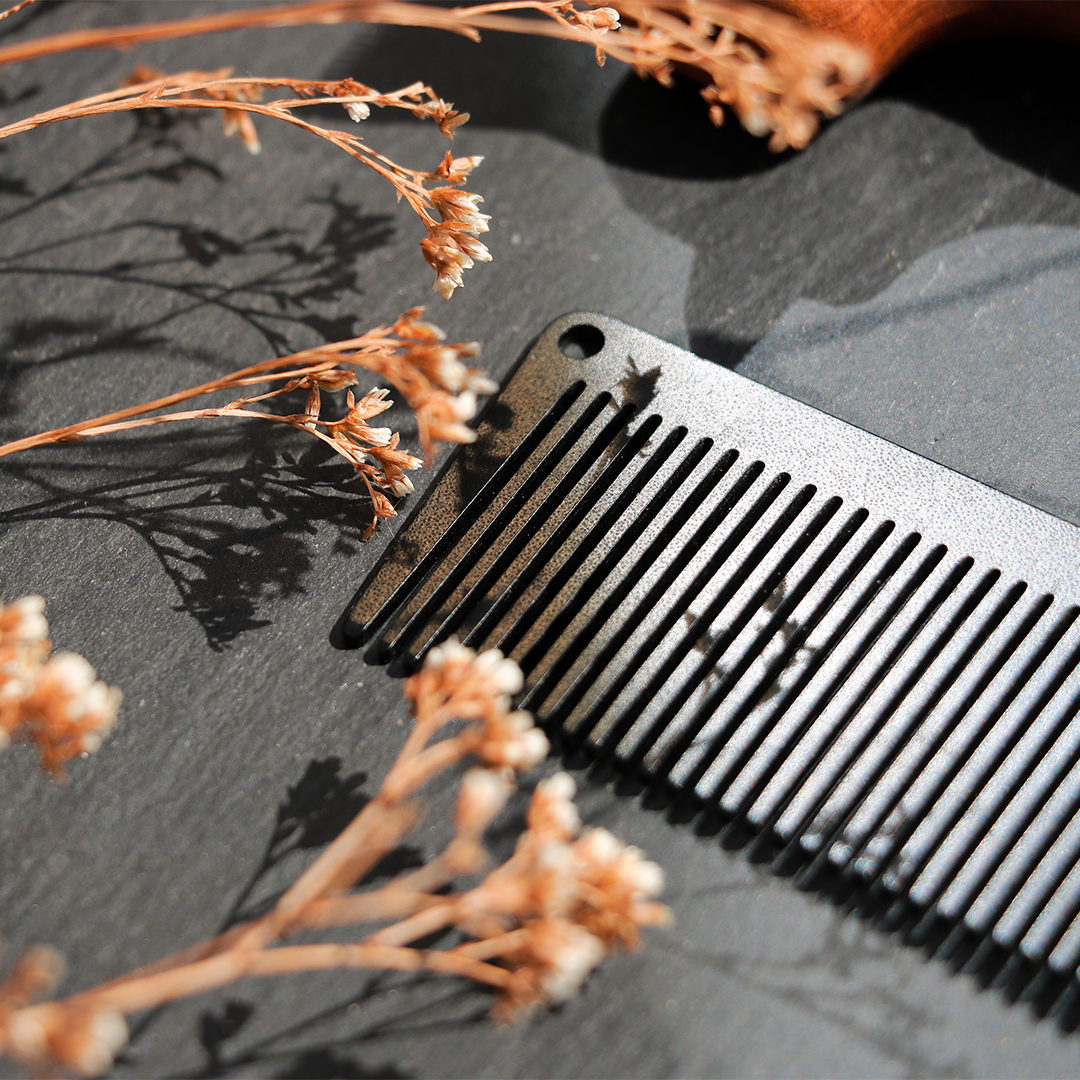 Japandi detangling comb 19 brown - Sceneshot