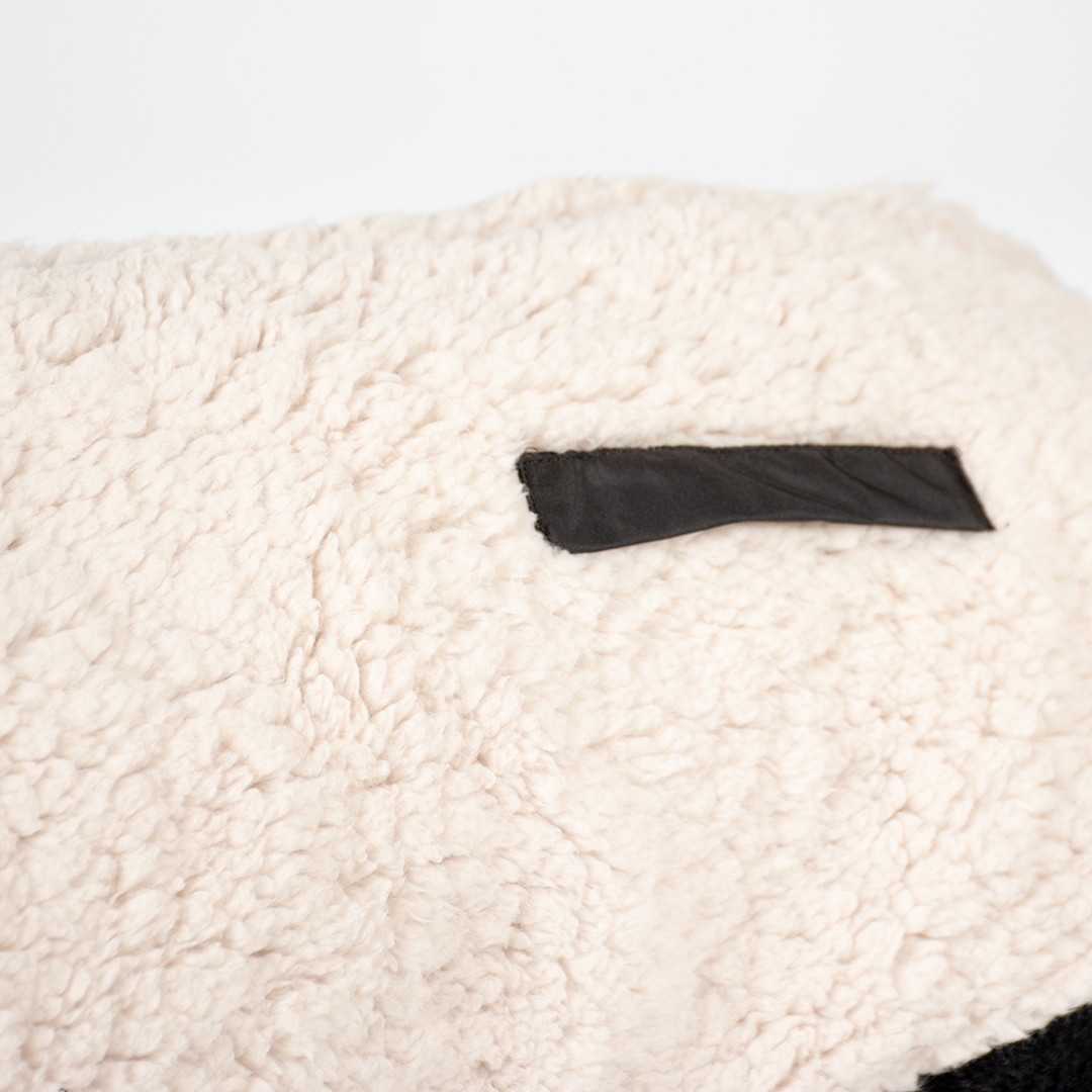 Dog jacket sheep skin black/white - Detail 3